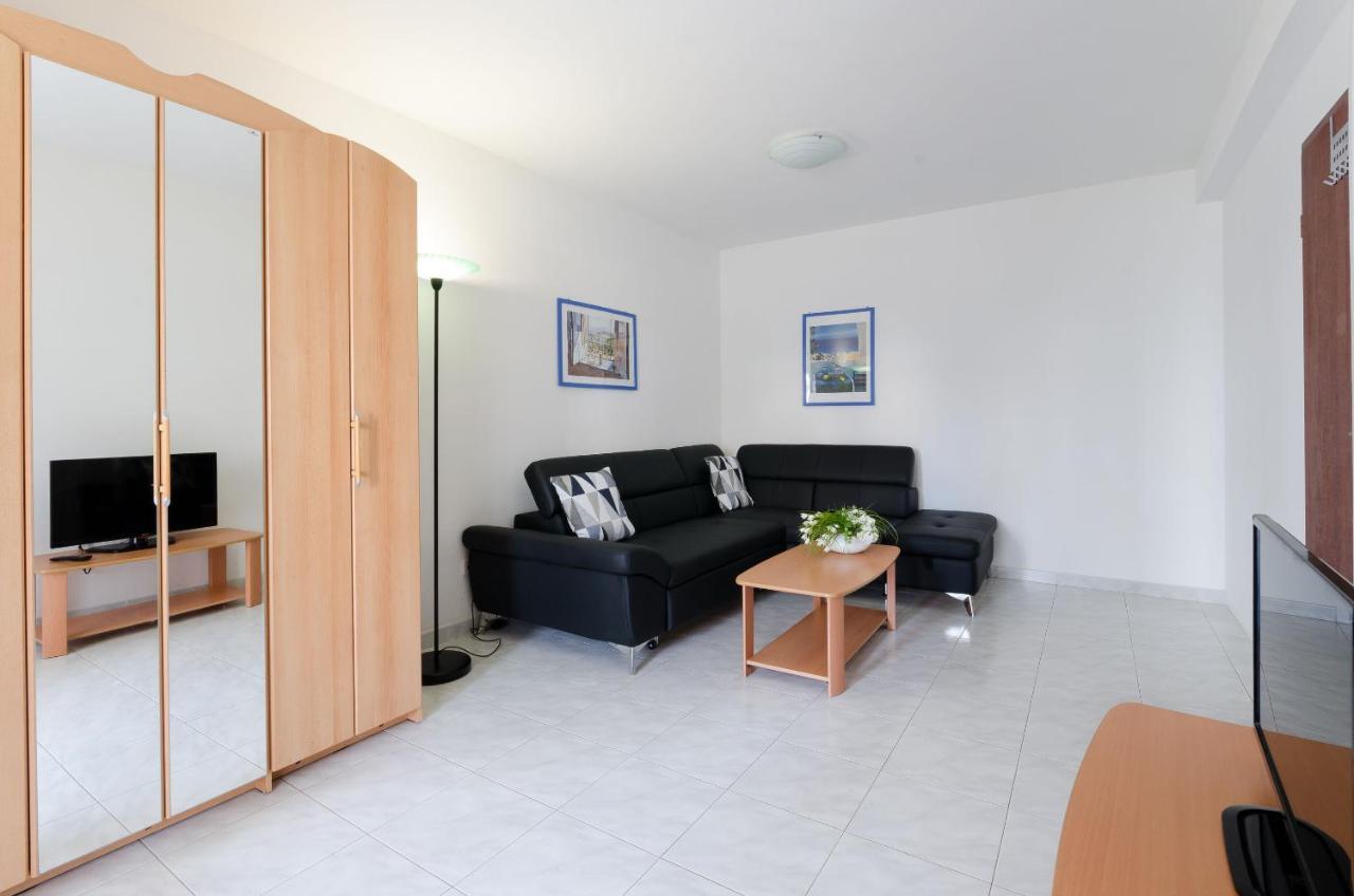 Apartments Gloria เวอร์ซาร์ ภายนอก รูปภาพ