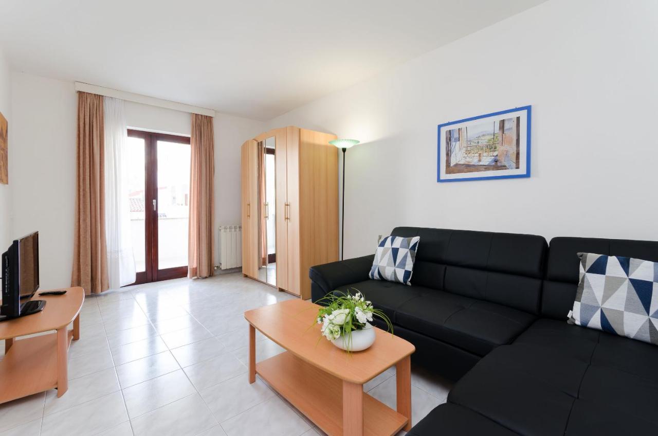 Apartments Gloria เวอร์ซาร์ ภายนอก รูปภาพ