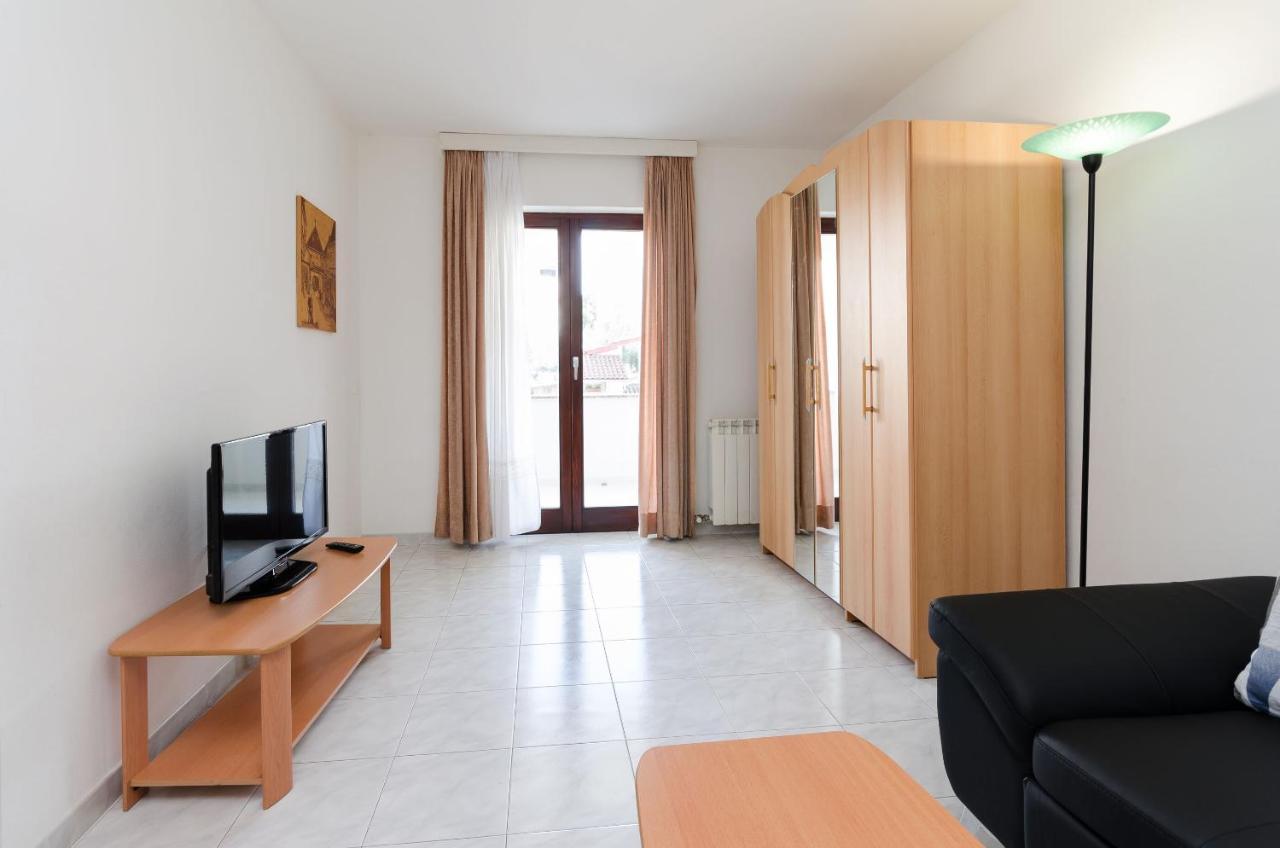 Apartments Gloria เวอร์ซาร์ ภายนอก รูปภาพ