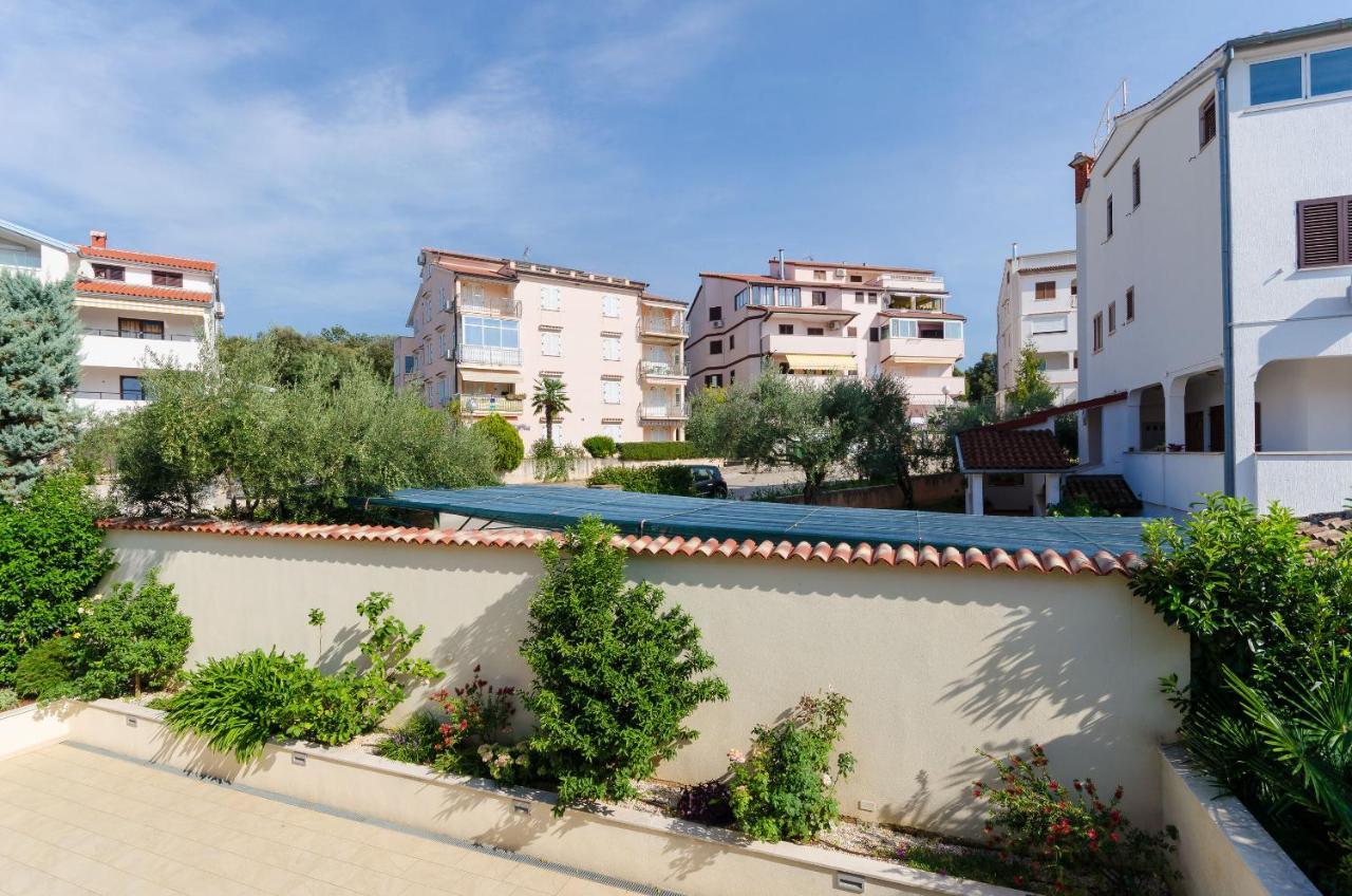 Apartments Gloria เวอร์ซาร์ ภายนอก รูปภาพ