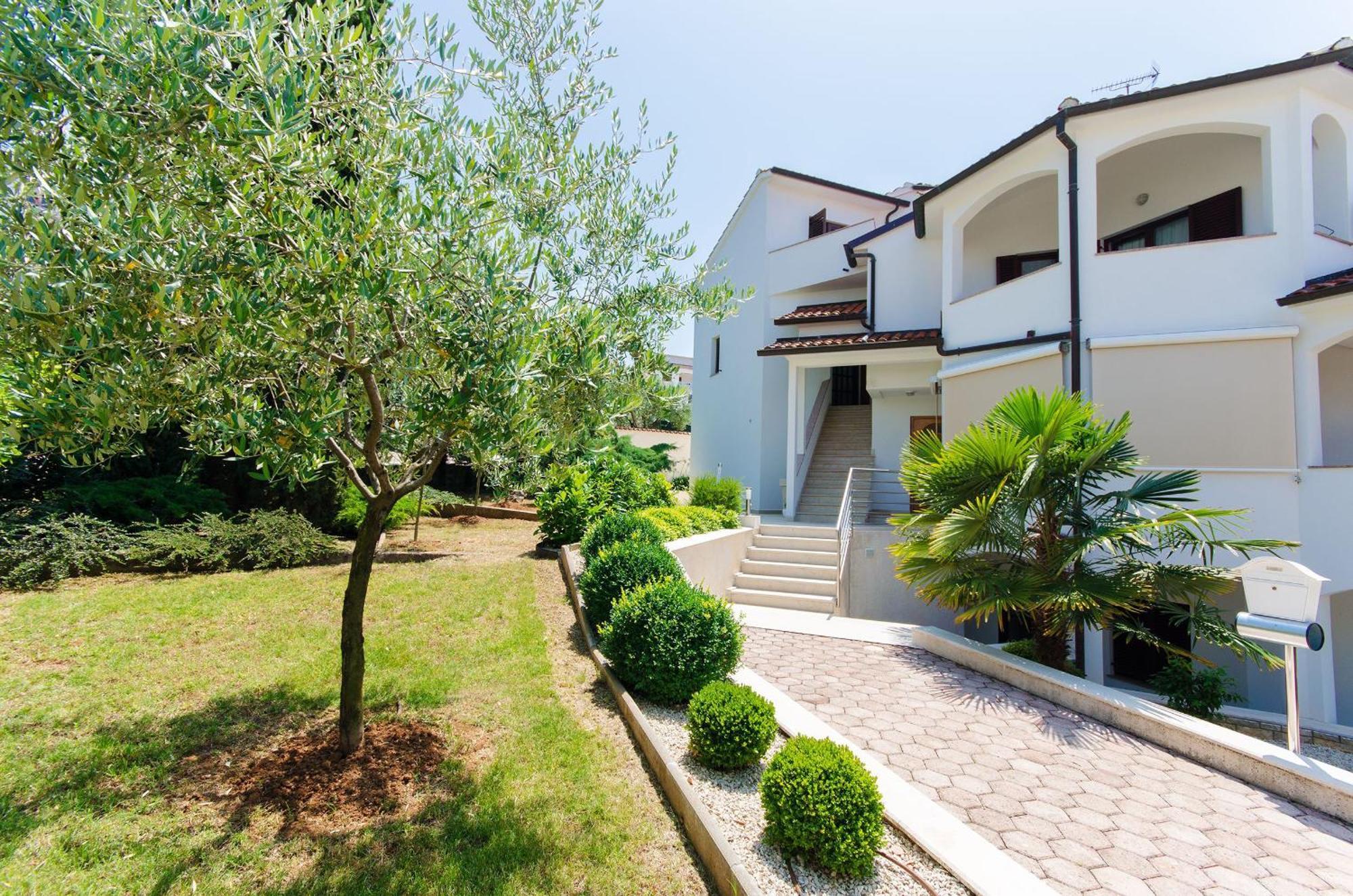 Apartments Gloria เวอร์ซาร์ ภายนอก รูปภาพ