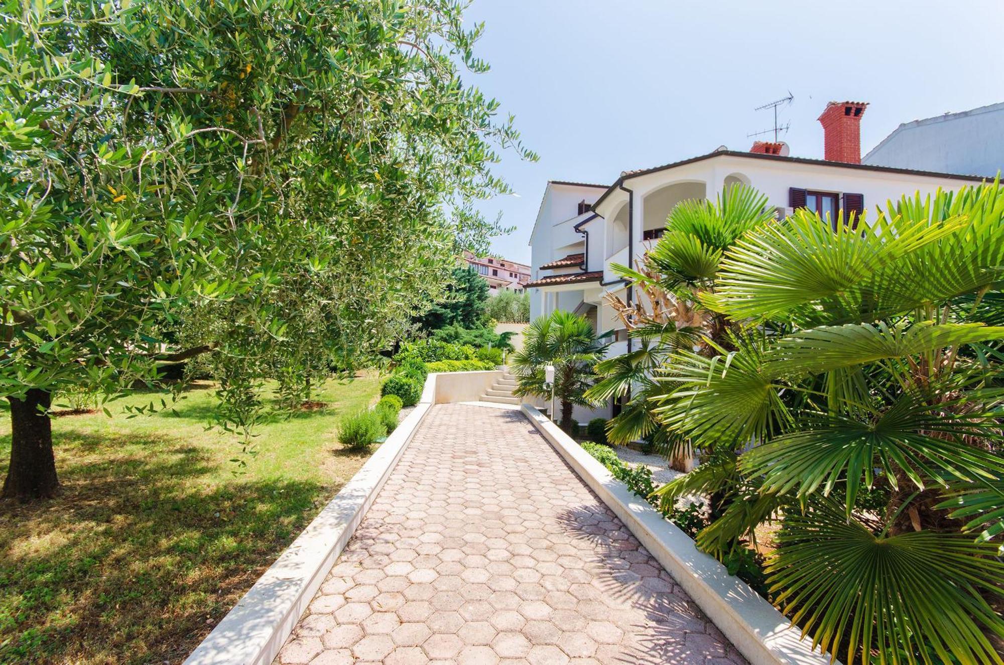 Apartments Gloria เวอร์ซาร์ ภายนอก รูปภาพ