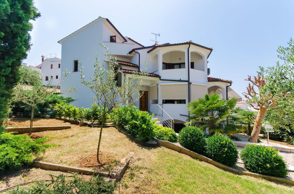 Apartments Gloria เวอร์ซาร์ ภายนอก รูปภาพ