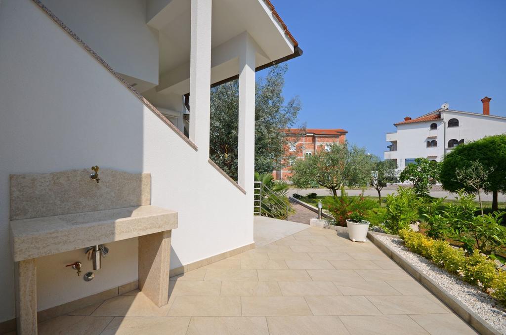 Apartments Gloria เวอร์ซาร์ ภายนอก รูปภาพ