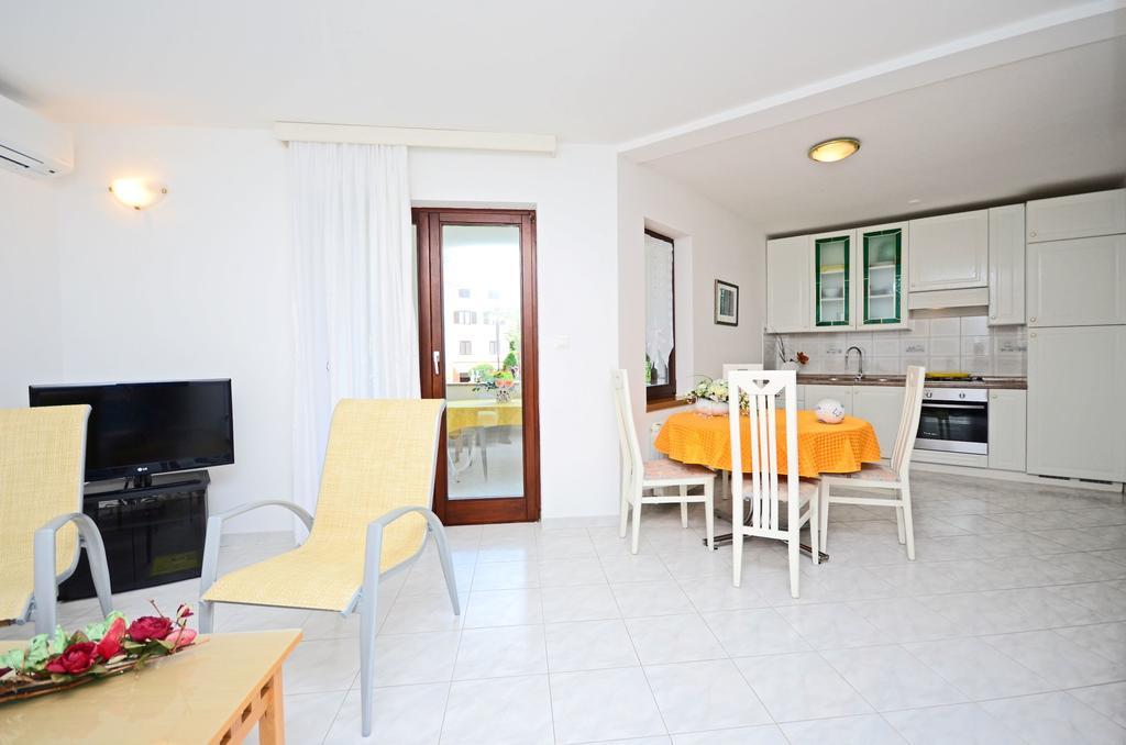 Apartments Gloria เวอร์ซาร์ ภายนอก รูปภาพ