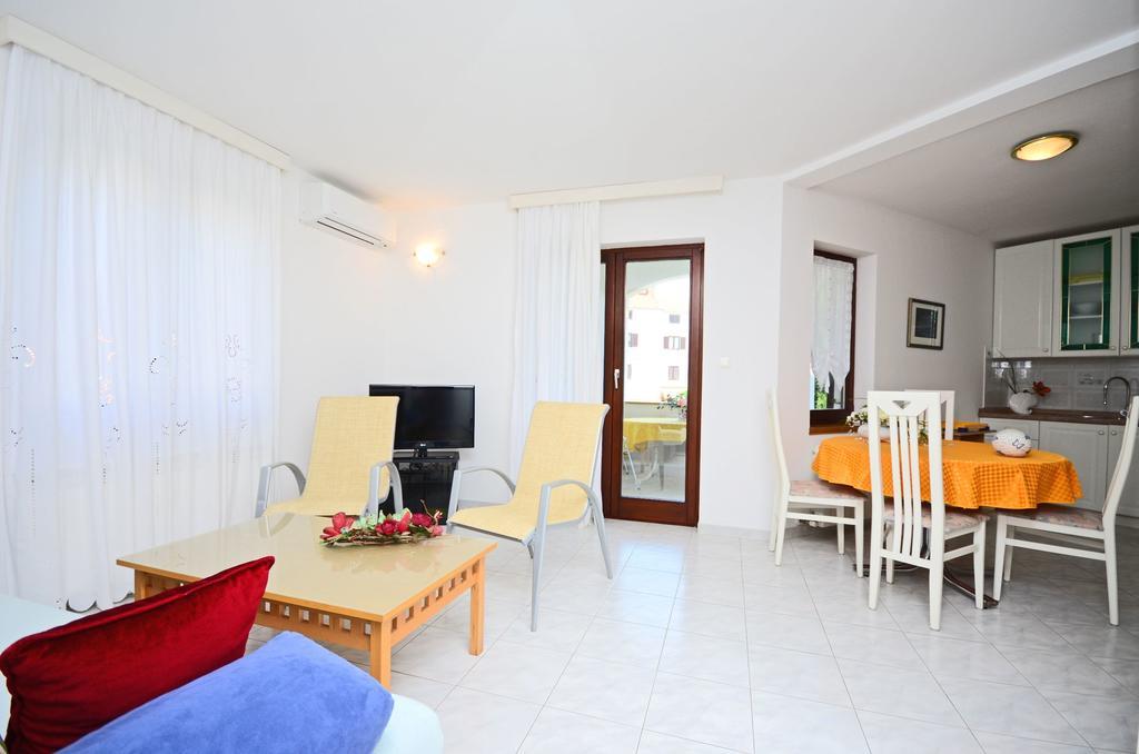 Apartments Gloria เวอร์ซาร์ ภายนอก รูปภาพ