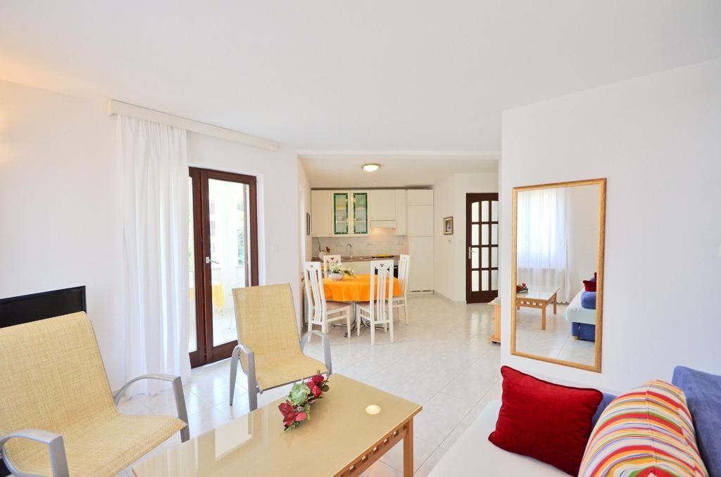 Apartments Gloria เวอร์ซาร์ ภายนอก รูปภาพ