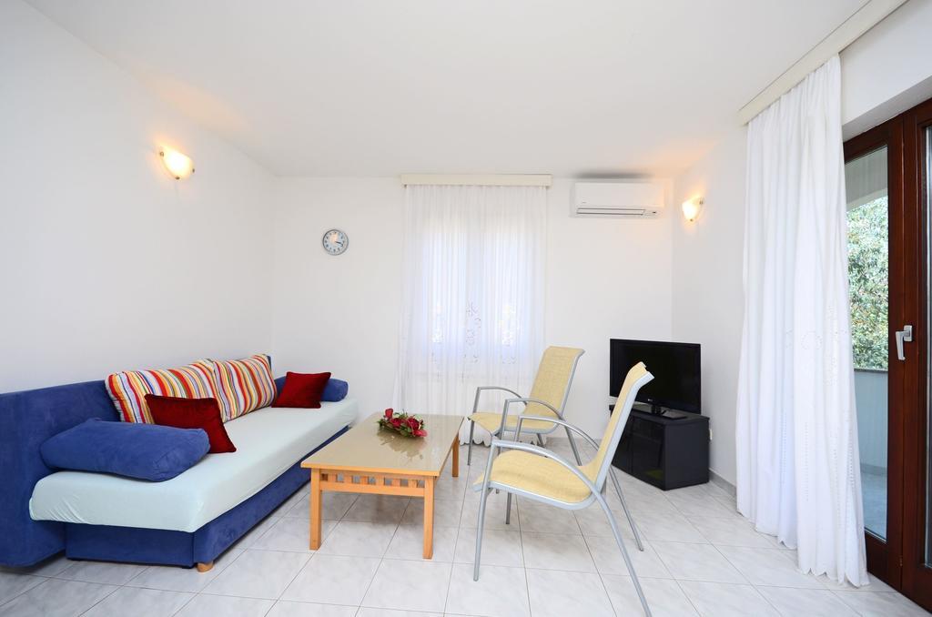 Apartments Gloria เวอร์ซาร์ ภายนอก รูปภาพ