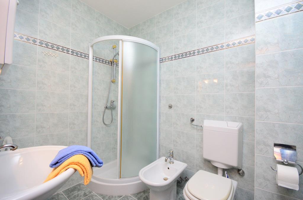 Apartments Gloria เวอร์ซาร์ ภายนอก รูปภาพ