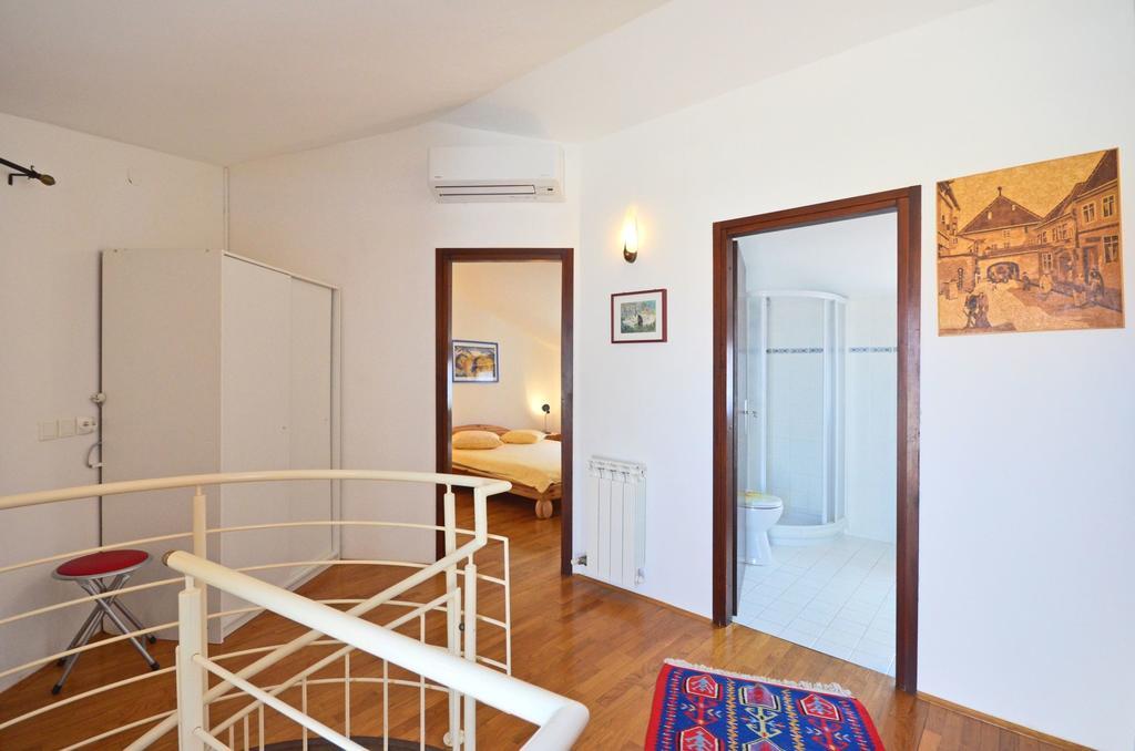 Apartments Gloria เวอร์ซาร์ ภายนอก รูปภาพ