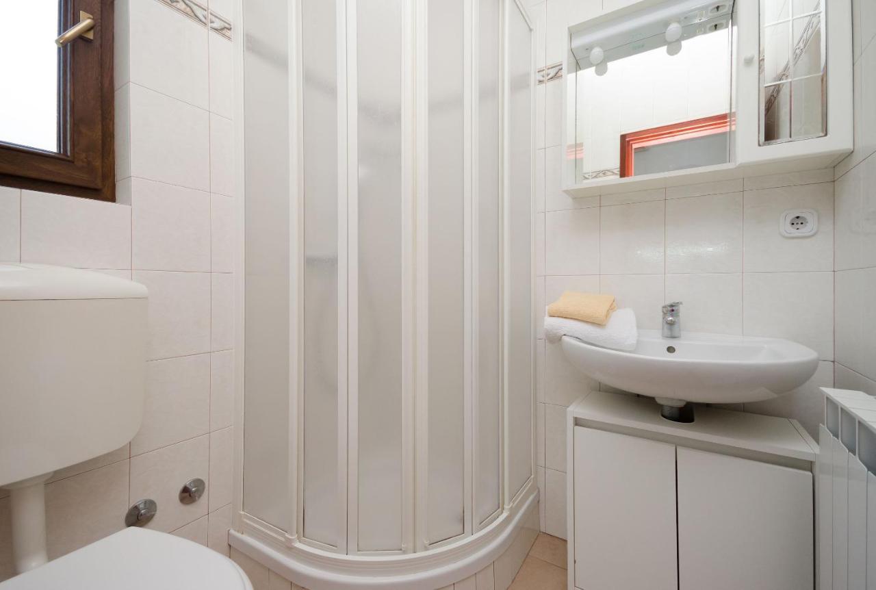 Apartments Gloria เวอร์ซาร์ ภายนอก รูปภาพ