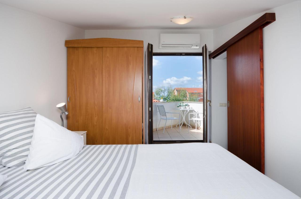 Apartments Gloria เวอร์ซาร์ ภายนอก รูปภาพ