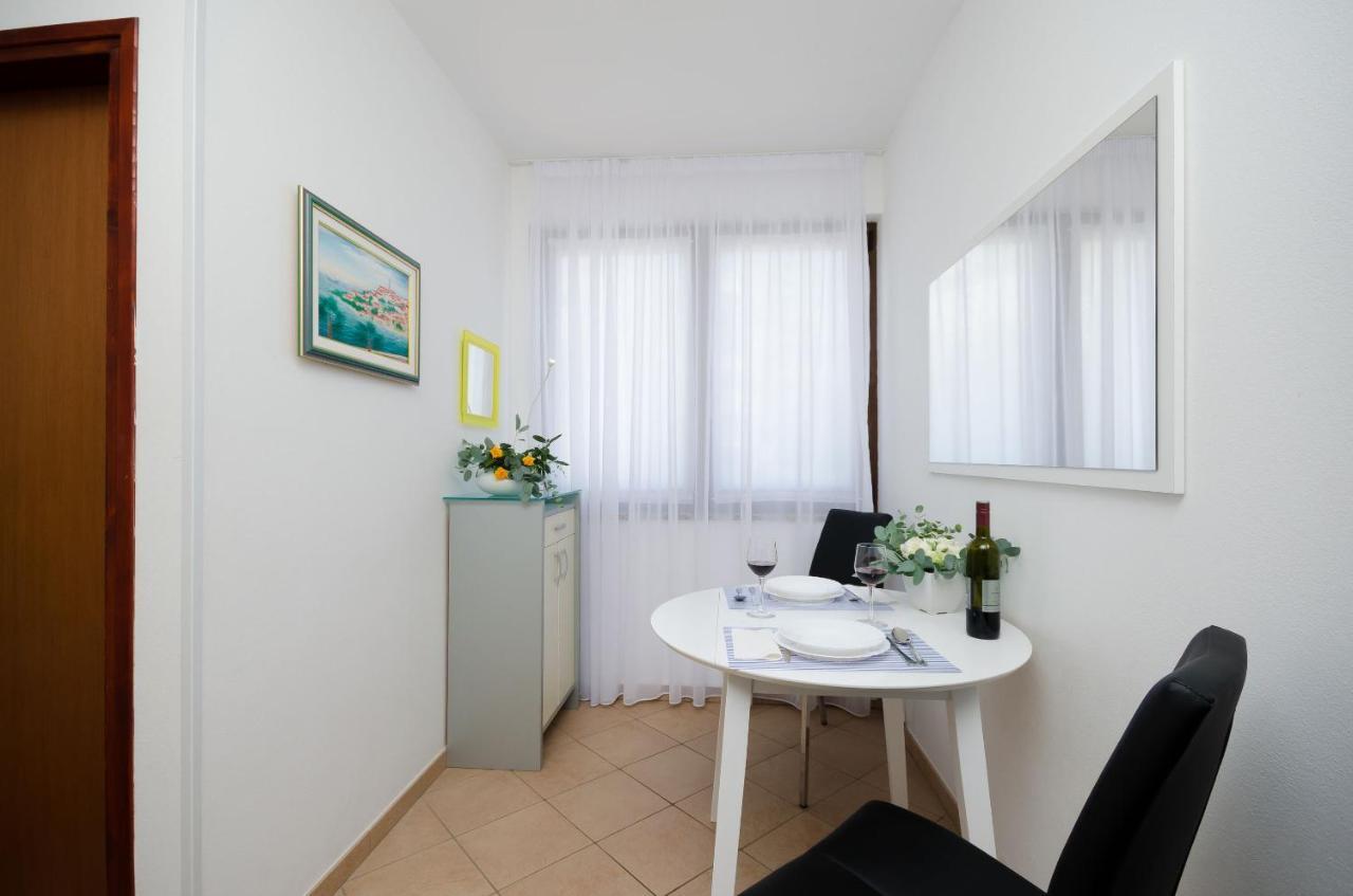 Apartments Gloria เวอร์ซาร์ ภายนอก รูปภาพ