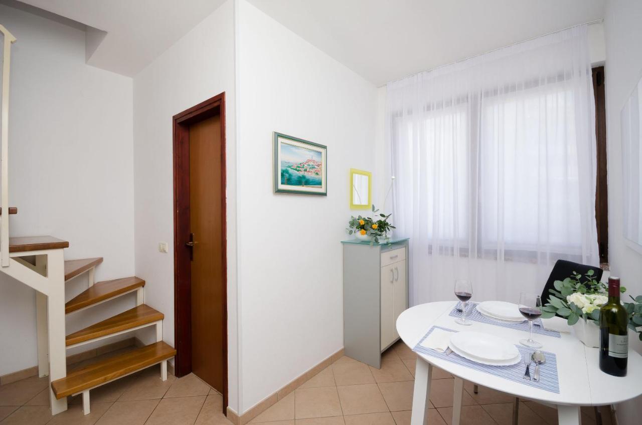 Apartments Gloria เวอร์ซาร์ ภายนอก รูปภาพ
