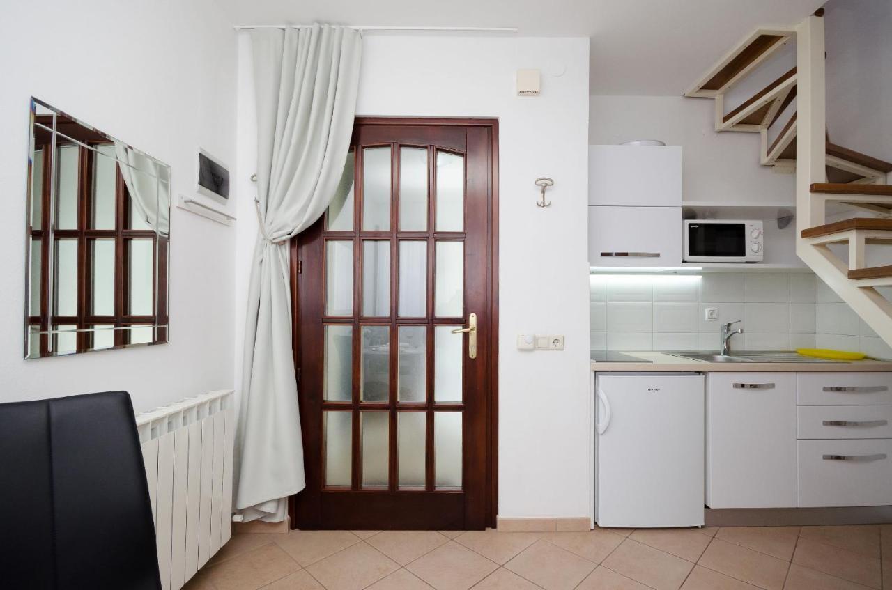 Apartments Gloria เวอร์ซาร์ ภายนอก รูปภาพ