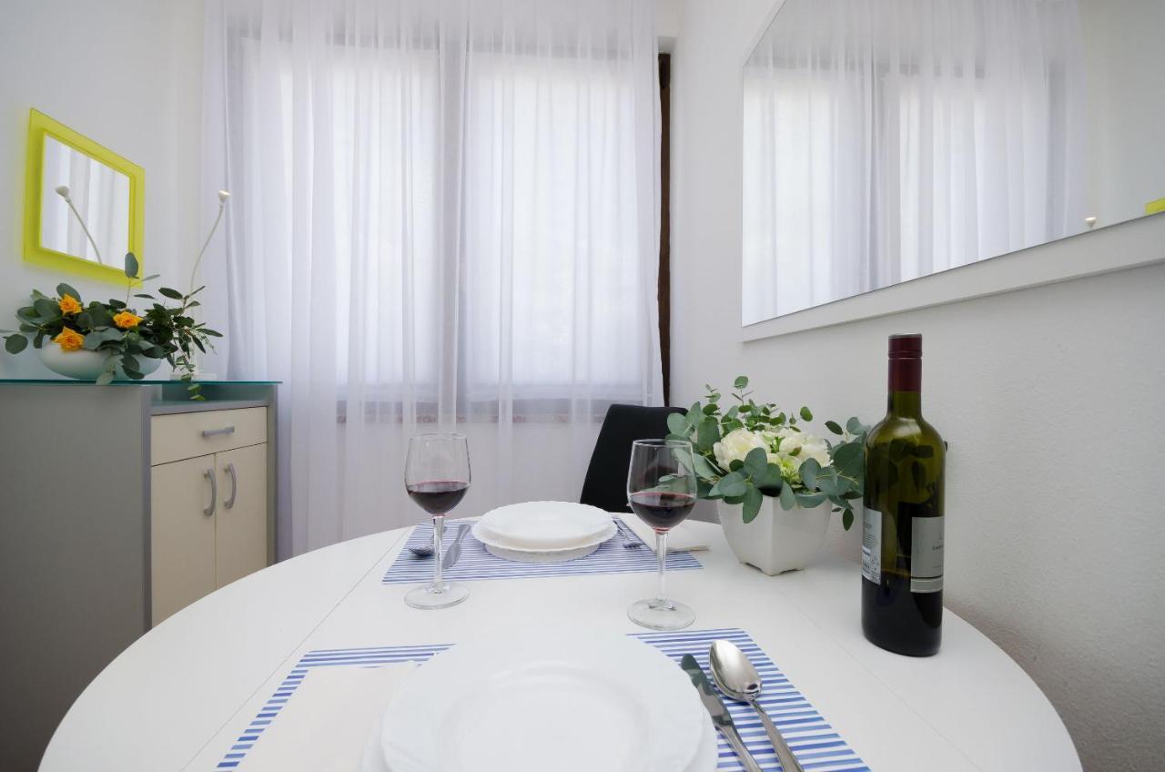 Apartments Gloria เวอร์ซาร์ ภายนอก รูปภาพ