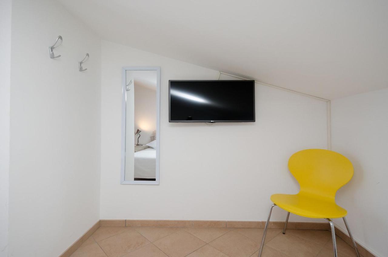 Apartments Gloria เวอร์ซาร์ ภายนอก รูปภาพ