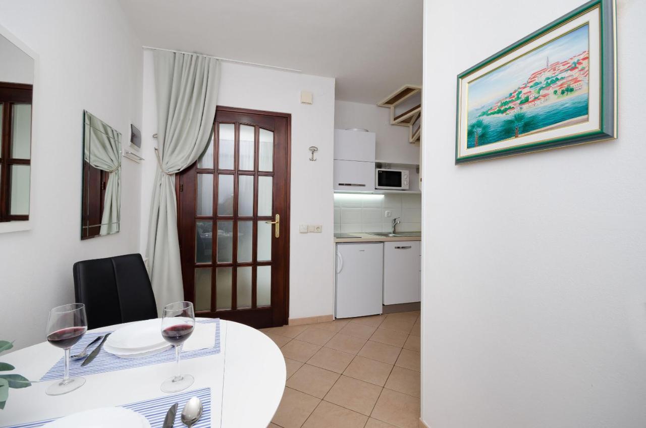 Apartments Gloria เวอร์ซาร์ ภายนอก รูปภาพ