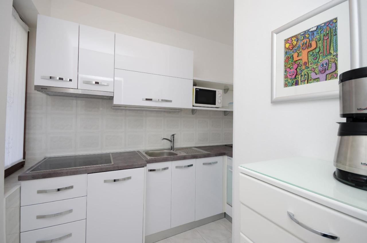 Apartments Gloria เวอร์ซาร์ ภายนอก รูปภาพ